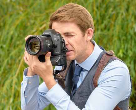 Canon EF 85mm f1.4 USM being held