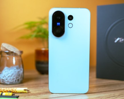 Vivo X200FE rear view